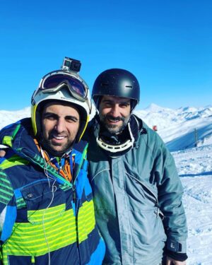 Poulad Kimiayi Instagram - امروز دیداری  داشتم  با دوست خیلی صمیمی که پس از ۱۱ سال دوری،  خیلی اتفاقی ‌‌و عجیب  در میان شلوغی پیست اسکی دیزین ناگهان جلوی من تو صف کابین ظاهر شد و ما هم رو پیدا کردیم شاید ۱ درصد میشد این اتفاق رخ بده اینجا است که اتفاقی که قرار است بیوفته میوفته#goodoldfriends #دوست_قدیمی#سرنویشت