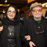 Poulad Kimiayi Instagram - نامش مهرجویی بود جویای مهر بود ولی سالها بی مهری دید تا جایی که فریاد زد بیاید بکشید بدرید این تنم ! برای ما بیش از یک نوستالژی بود .یک روشن فکر که روزهایی برای دیدن فیلمهایش صف میکشیدند. روزهای خوب سینما بود ،یادش بخیر در آن روزها انگیزه بازیگران سهم داشتن در جهان کارگردانان بزرگ بود .قتل او را بیشتر جاودانه خواهد کرد . او دست عشقش را گرفت و با خود برد و کلاه را بر آب پرت کرد و گفت دیگر کلاه سرم نمیرود.آن چه از زندگی برایش میماند کمتر از قتل نبود نه در جسم بلکه در اندیشه امثال او سالها است که به انتظار قاتلین نشسته اند اما او پیدا می‌شود و چهره آن بی هویت را هم خواهیم دید .مانند همه لاشخور ها جلوی دوربین میاید و زار میزند تا شاید بخشیده شود با دست بند و یک لباس راه راه . باور دارم که اگر قانون قصاصش نکند جامعه سینما خواهد کرد چون هنوز چیزی بین ما سینماگران زنده است و خواهد ماند و آن اسمش قهرمان است درختان ايستاده ميميرند #مهرجویی_داریوش #سینما #قتل #وحيده_محمدى_فر