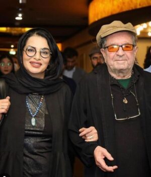Poulad Kimiayi Instagram - نامش مهرجویی بود جویای مهر بود ولی سالها بی مهری دید تا جایی که فریاد زد بیاید بکشید بدرید این تنم ! برای ما بیش از یک نوستالژی بود .یک روشن فکر که روزهایی برای دیدن فیلمهایش صف میکشیدند. روزهای خوب سینما بود ،یادش بخیر در آن روزها انگیزه بازیگران سهم داشتن در جهان کارگردانان بزرگ بود .قتل او را بیشتر جاودانه خواهد کرد . او دست عشقش را گرفت و با خود برد و کلاه را بر آب پرت کرد و گفت دیگر کلاه سرم نمیرود.آن چه از زندگی برایش میماند کمتر از قتل نبود نه در جسم بلکه در اندیشه امثال او سالها است که به انتظار قاتلین نشسته اند اما او پیدا می‌شود و چهره آن بی هویت را هم خواهیم دید .مانند همه لاشخور ها جلوی دوربین میاید و زار میزند تا شاید بخشیده شود با دست بند و یک لباس راه راه . باور دارم  که اگر قانون قصاصش نکند جامعه سینما خواهد کرد چون هنوز چیزی بین ما سینماگران زنده است و خواهد ماند و آن اسمش قهرمان است درختان ايستاده ميميرند #مهرجویی_داریوش #سینما #قتل #وحيده_محمدى_فر