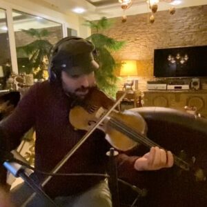 Poulad Kimiayi Instagram - آهنگ (yesterday by Beatles) با اجرای این حقیر و نوازندگان هم این حقیر 🎤🎧🎹🎼🎸🎻#پولادکیمیایی #موزیک#music #pop#beatles #yesterday