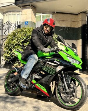 Poulad Kimiayi Instagram - منو پسر تخسم نينجا بازا همگی بيان وسط 😁🏍️#me and mz Baby  #بازها#کاوازاکی#نینجا #kawasakizw_25r