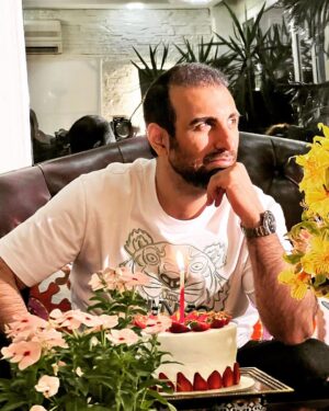 Poulad Kimiayi Instagram - هر  آن چه از زندگی شیرین بود برشی شد برای رفیق و سهم من شعمی بود که خود خاموش کردم به یاد گذر عمر و تولدی دیگر #تولد #birthday #live#friends