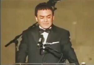 Poulad Kimiayi Instagram - فيروز نادري درگذشت و روحش به ستاره خودش رفت در عالمي كه خود همه زندگي اش كاوشگر آن بود . بله سياره فيروز نادري ،نامي كه ناسا به ياد او نامگذاري كرده است … او افتخار ما بود و نماينده كشور كهن ما در جامعه ي جهاني ناسا ،  كه مأموريته انتقال ميراث بشر كوچك  و جوان به اين هستي بي پايان خداوند است . خدا آنقدر به ايشان عمر نداد تا روزي روي سطح مريخ قدم بزند و حاصل يك عمر تلاشش را جشن بگيرد اما شايد محمد پسر خوانده محروم از درس به جايي برسد تا جاي او  و به ياد فيروز نادري در سياره فيروز نادري قدم بگذارد خدا در اين حد ميتواند بزرگ باشد …. امشب ايران به ياد شما دكتر فيروز نادري محترم كلاه از سر بر ميدارد روحش شاد و يادش گرامي #فيروزنادري
