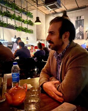 Poulad Kimiayi Instagram - بجوشید بجوشید که ما اهل شعاریم
بجز عشق بجز عشق دگر کار نداریم

در این خاک، در این خاک در این مزرعه پاک
بجز عشق، بجز مهر دگر بذر نکاریم#قهوه☕ #عصرانه_خوشمزه  #coffetype #كافه_تايپ