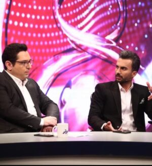 Poulad Kimiayi Instagram - فوتبال را سیاسی کردید و شاهد خشم مردم شدید صدا و سیما با معرفی کودکانه کشور ها باعث شرم ملی می‌شود و از همه کشور ها بد گفت تا مشکلات خود را پنهان کند از پخش نکردن سرود ملی آمریکا تا گل و بلبل گفتن به قطر انگار نه انگار که یک کشور اندازه یزد حتی با استاندارد های اسلامی بیخ گوش ما دنیا را برای جام جهانی میزبانی میکند و ما هنوز اندر خم یک کوچه هستیم این خودش یعنی ده هیچ به دنیا عقب هستیم