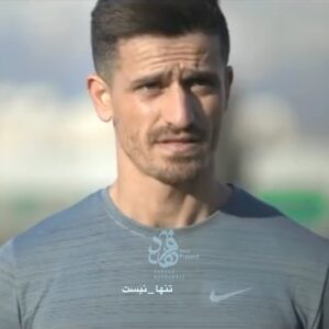 Poulad Kimiayi Instagram - اینجا است که دیگه رنگ ها مهم نیستند  انسانیت مهمه از همه فوتبال دوستان به خصوص پرسپولیسی ها خواهش میکنم کنار این مرد باشین چون دارن از فوتبال حذفش میکنن کاری که خوب بلده ولی بیشتر از اون مرد بودن رو بلده انسان بودن رو بلده دارن تلاش میکنن استقلال رو نابود کنن باید کنار هم 
باشیم اون حرف حق زد و حالا مردم باید کنارش باشن #وریا_غفوری #حمایت
@voriaghafuri_official