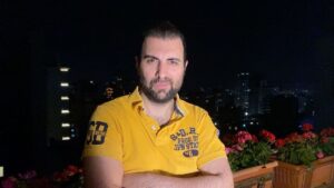 Poulad Kimiayi Instagram - من حتی یک کامنت رو سانسور نکردم ولی منوتو سرشار و صفحه خانوم گوگوش همه کامتهای منفی رو پاک کردن متاسفانه تلویزیونی که ادعا دارد حقوق ملت را خواستار است وقتی پای منافع خودش بپا میاید جا میزند و شعارهای خود را به پول میفروشد پیشبینی میکردم ولی خواستم برای شما روشن شود که چون شما نیاز به برنامه های رنگین دارید در این روزگار سیاه آن را به شما می‌دهند اما در ذات هیچ فرقی با صدا و سینما ندارند و دموکراسی برایشان هیچ ارزشی ندارد ! .رسانه باید بی طرف باشد که آزاد باشد که شما نیستید .برای مردم نسخه میپیچید و از نداشته های این مردم پول میسازید این را بدانید هر چه شود مردم ایران خود تصمیم میگیرند برای آینده خودشان.

پی نوشت این جواب بنده به مصاحبه نیست بلکه در جریان گذاشتن شما از روند این مصاحبه است و به زودی جواب خود را مفصل یا گفته گویی خواهم داد ممنون از توجه شما
@manotoofficial