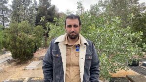 Poulad Kimiayi Instagram - ۱۷ اردیبهشت سالروز مرگ مادرم که از سرطان در گذشت ولی واقعیت اینه که کشته شد از شکست روحی ولی زمان این رسیده چهره واقعی کسی دیده شه که ستاره است که شما ساختیدش با آهنگ‌هاش خاطره دارین ولی این دلیل چشم بستن نیست بر واقعیت همه چیز خواهم گفت فقط به خاطر مادرم همین .اگر با من مصاحبه نکنن نشان از دروغ کلیه مجموعه آنها است بت ها رو باید شکست! @homasarshar @googoosh @manotoofficial