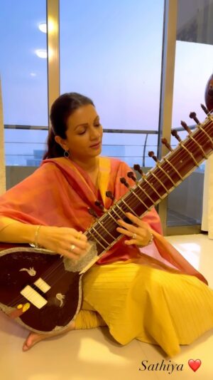 Prachee Shah Instagram - साथिया, साथिया
मद्धम-मद्धम तेरी गीली हँसी ❤️
.
🎧
All time favourite composition
 @arrahman sir 🙌 @sonunigamofficial 💛
.
#reelitfeelit #sitar #mood #justfeltlike #sathiya #kathakdancer #actor #pracheeshahpaandya