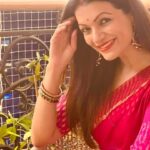 Prachee Shah Instagram - It’s called a Festival of Lights for a reason. Stay Bright 😊For life 😇 . लाल साड़ी , हरे काँच की चूड़ियाँ , सिंदूर ❤️ पसंदीदा रंग ❣️ . #festive #vibes #festivaloflights #diwali #love #happiness #me #pracheeshahpaandya