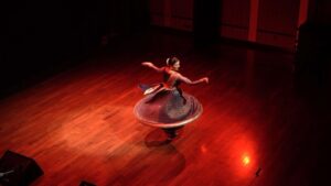 Prachee Shah Instagram - Did you know that the sun takes 27 days to rotate on its own axis? And that there are 27 nakshatras in astrology ? Or that 27 is called a Harshad number in Sanskrit, which means a joy giver 😇
Here I present 27 spins in Kathak … which gives me utmost joy ❤️
.
#kathak #spins #chakkar #joy #happiness #dance #kathakdancer #actor #pracheeshahpaandya #live #onstage @nmacc.india #performance