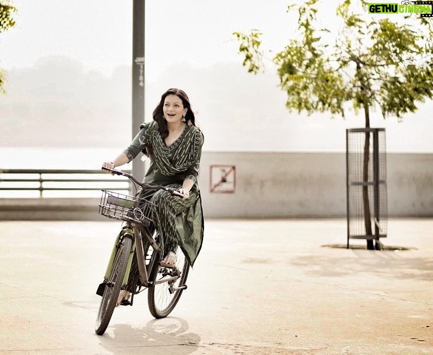 Prachee Shah Instagram - Fun in between shots … remembering the Child in my Hood 😃❤😃 . . #inbetweenscenes #shoot #life #happiness #childhoodfeels #justforfun #lovethisong #cycling #riverfrontahmedabad #pracheeshahpaandya 📸~ @parthpujara_