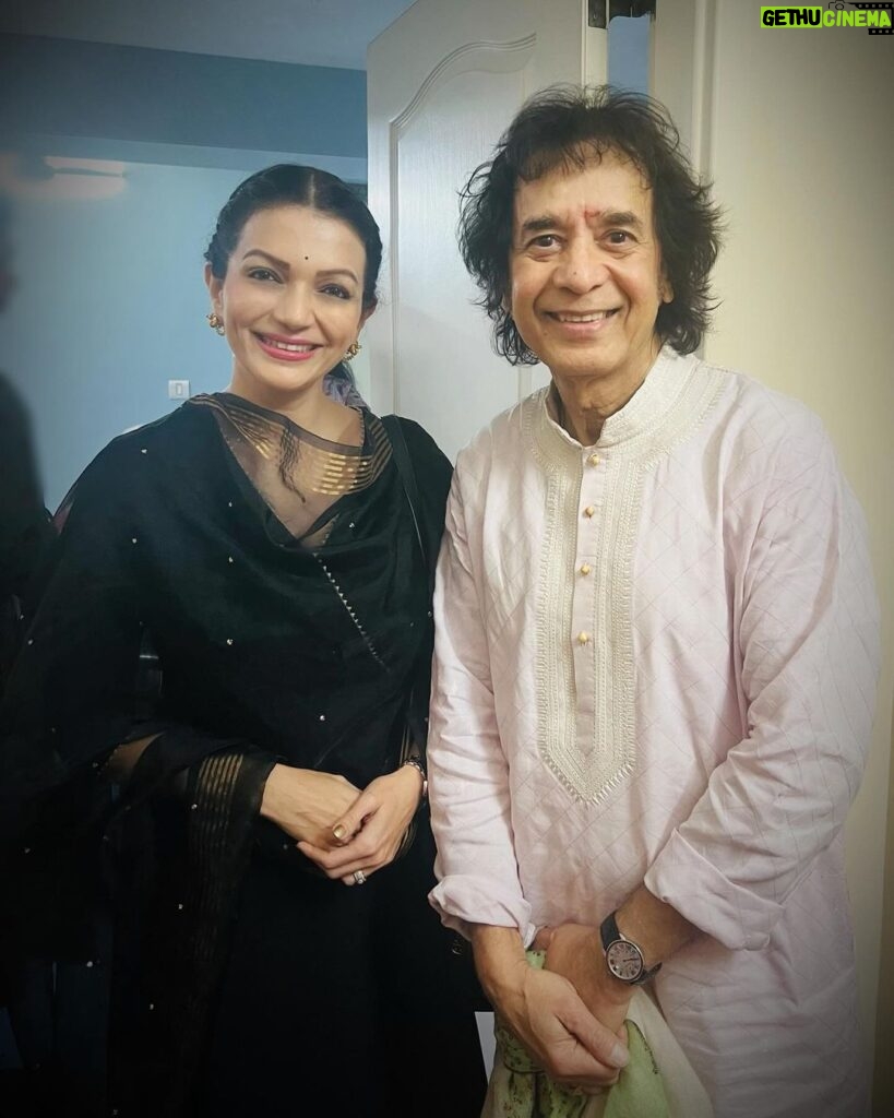 Prachee Shah Instagram - ‘Practice isn't just about perfecting skills; it's a journey that begins in the mind’. It was incredible watching the legendary Padma Vibhushan @zakirhq9 ji on stage and listening to him sharing profound insights on perfecting his art. From talking about his childhood…the way he tries to make each performance different… to him saying that he’s still a work-in-progress! 🙏🏻 It’s always truly a humbling and learning experience to meet him. 😇 अनुभव is an annual gathering organised by Padmavibhushan Pandit Hariprasad Chaurasia ji 🙏 at his Vrindaban Gurukul . . An evening that’s etched in my mind forever! . #aboutlastnight #learning #studentforlife #experience #zakirhussain #maestro #legend #tabla #blessed