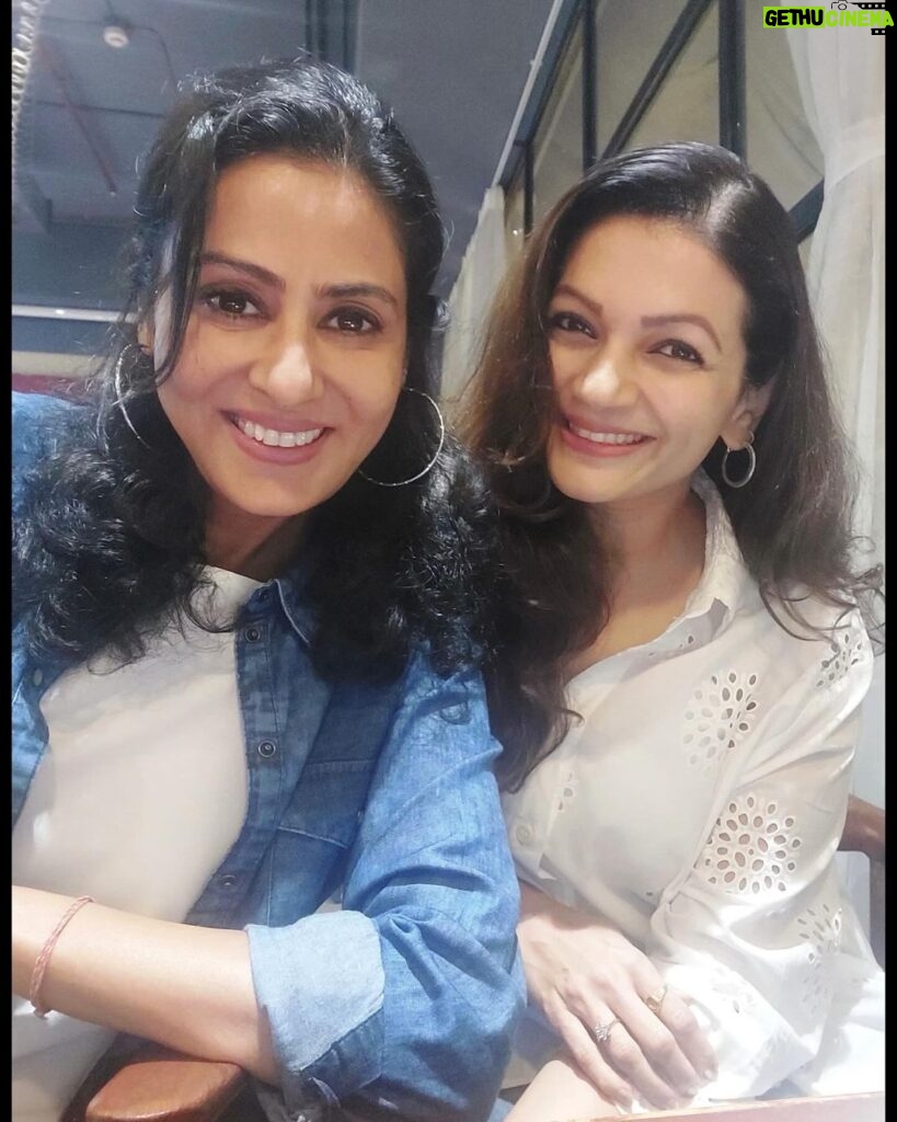 Prachee Shah Instagram - Many many years ago our “Kundali”s matched 😃! It was lovely meeting my onscreen sister again ! I am so glad that we’re still in touch . Coincidentally both of us are December born , no -3 ‘s ☺ Some connections are destined 😇 Lots of ❤ @niveditabhattacharya.official 😘 let’s meet soon ! ( Don’t miss the video in the end ! Thank you @ektarkapoor 🤗❤) . . #friendsforever #happiness #sisters #kundali #2000 #onscreen #offscreen