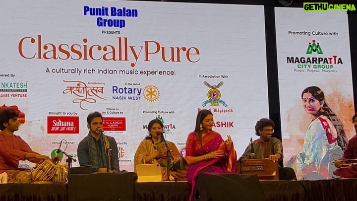 Prachee Shah Instagram - An impromptu call on stage by such incredible artists @kaushiki_sings🙏@rahuldeshpandeofficial 🙏🏻 couldn’t resist performing 😇 Was an honour being a master of ceremonies for their concert last night in #nashik . Thank you #audience for all your love ❤ Also some amazing artists on stage 🙏@ishaanghosh @vishalhiralaldhumal @milindvasudevkulkarni @muradalikhan @rohanvanage @violin_rajas . #impromptu #onstage #love #performing #kathak #bhaav #expression #dance #classicallypure #concert @vasantotsavofficial #nashik #blessed #kathakdancer #actor #compere #memories Nashik