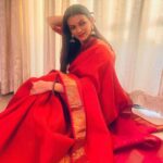 Prachee Shah Instagram - … Look back at how far you’ve come from where you started… your story will always inspire you to move ahead … 💕 . . #happysankranti #sareelove #saree #kanjiavaram #silk #pracheeshahpaandya .
