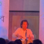 Prachee Shah Instagram - ‘Practice isn't just about perfecting skills; it's a journey that begins in the mind’. It was incredible watching the legendary Padma Vibhushan @zakirhq9 ji on stage and listening to him sharing profound insights on perfecting his art. From talking about his childhood…the way he tries to make each performance different… to him saying that he’s still a work-in-progress! 🙏🏻 It’s always truly a humbling and learning experience to meet him. 😇 अनुभव is an annual gathering organised by Padmavibhushan Pandit Hariprasad Chaurasia ji 🙏 at his Vrindaban Gurukul . . An evening that’s etched in my mind forever! . #aboutlastnight #learning #studentforlife #experience #zakirhussain #maestro #legend #tabla #blessed