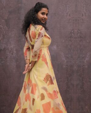 Prathana Nathan Instagram - #lovetoday for @ssmusicofficial 
Wearing ~ @label_afeera ✨
Styled by @shakthi_pradeep ✨
@aadilsharieff ✨
#pradeepranganathan