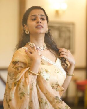 Prathana Nathan Instagram - 🍂🍂

Jewellery @bronzerbridaljewellery 
@ks_photographyofficial 📸