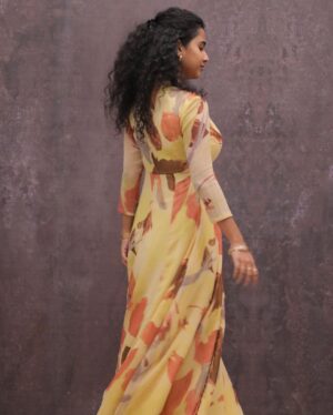 Prathana Nathan Instagram - #lovetoday for @ssmusicofficial 
Wearing ~ @label_afeera ✨
Styled by @shakthi_pradeep ✨
@aadilsharieff ✨
#pradeepranganathan