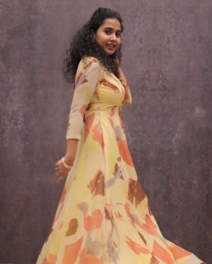 Prathana Nathan Instagram - #lovetoday for @ssmusicofficial 
Wearing ~ @label_afeera ✨
Styled by @shakthi_pradeep ✨
@aadilsharieff ✨
#pradeepranganathan