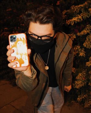 Preston Garcia Instagram - YOOO @casetify CAME IN CLUTCH WITH THIS CASE!!! Thank youuuuu🧡
:
If you’re reading this comment your favorite Halloween movie 👻