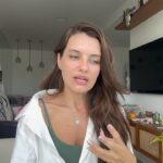 Priscila Buiar Instagram - Oizinho por aí! Como é que vcs estão? Meu nome é Priscila Buiar, eu interpretei a Camila no episódio 'Prayer Rio' da web-série 'Prayer'. Gostaria de dizer que estou muito feliz e honrada por estar aqui, recebendo o prêmio de Melhor Atriz no Diamond Bell International Film Festival, em Chennai - India. É tão longe do Brasil rs. Eu nunca estive na Índia e nunca achei que meu trabalho me levaria tão longe. Então muito obrigada por essa oportunidade. Eu me sinto muito honrada. Eu também tenho fãs aí, recebo mensagens deles aqui no instagram, então queria aproveitar para agradecê-los por serem tão carinhosos e por me apoiarem. Eu amo vcs. Também gostaria de agradecer meu diretor Young Man. Eu o conheço há bastante tempo e admiro muito ele, então trabalhar com ele é algo que eu sempre quis fazer. No ano passado eu tive essa oportunidade e foi como realizar um sonho. Além disso, foi o primeiro projeto que fui dirigida em outra língua, então foi um bom desafio. Gostaria de agradecer minhas colegas Valeria e Amanda pelo suporte na atuação. E para finalizar, o que eu acho muito incrível nesse projeto - que já foi gravado em mais de 12 cidades/países diferentes - é que cada episódio trás o melhor de cada cidade. Young Man fala um pouquinho da cultura de cada lugar, então nós aprendemos muito com esse projeto. Eu acho que o próximo episódio será em San Salvador e eu estou muito ansiosa pra assistir. E tomara que hajam outros episódios em Brasil e que eu possa fazer parte. Muito obrigada!!!
