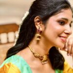 Priya Venkat Instagram - 💛🌻 #love #priyavenkat #spiritualgrowth