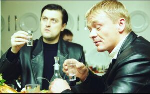 Pyotr Buslov Instagram - Всем пламенный кинематографический привет✊🎥🔥По многочисленным пожеланиям и просьбам, -фотки с Бумера!!! backstage “Тарелка”. В таком ключе вы эту сцену ещё не видели))!! А Володю Сычева @vladimirsychev с наступившим Днём Рождения!!! Хорошего настроения  Брат, крепкости духа, здоровья, семейного благополучия и Новых Крутых работ, в не менее крутых Фильмах!!!✊🎥⭐️🎬🎞🌞🇷🇺🖤