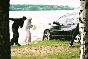 Pyotr Buslov Instagram - Итак, в продолжение темы второго Бумера🎥⭐️На фото 01.06.2005. Рыбинск. Мало кто знает, 🧐что сцена «Купание Бумера» была сокращена из сценария первого, и перешла потом в Бумер.Фильм второй!!! И стала сном Кота, которая и возвращает ему память в деревне у деда Ильи🎞😎 #бумер #е38 #bimmer #бумерфильмвторой  #е53 #петрбуслов #съемкифильма #cinema #донрежиссер  #яимойбумер #мойбумер #режиссербумера #беха #бумермчится #всемдобра