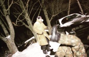 Pyotr Buslov Instagram - Бумер сцена номер 67 -«ХОЗЯИН КЛЕЯ😎 (Отъезд)». Мороз 🥶 был ночью -35! Парни выходили на дубль и жёстко замерзали. Не помогало китайское термобельё. Мы с Гриней @grinyakingmailcom катались по снегу, танцевали, пытаясь согреться. Гуревич спокойно курил. Замёрзший грейфер камеры Arriflex BL третий, медленно, со скрипом, но протягивал 35-мм киноплёнку вперёд. Снимался фильм.. #Бумер #bimmer #петрбуслов #съемкифильма #cinema #донрежиссер  #бумер #яимойбумер #мойбумер #режиссербумера #бумермчится #всемдобра