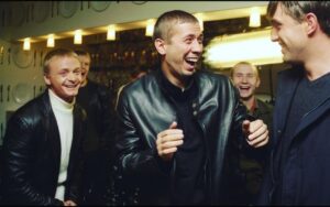 Pyotr Buslov Instagram - Всем пламенный кинематографический привет✊🎥🔥По многочисленным пожеланиям и просьбам, -фотки с Бумера!!! backstage “Тарелка”. В таком ключе вы эту сцену ещё не видели))!! А Володю Сычева @vladimirsychev с наступившим Днём Рождения!!! Хорошего настроения  Брат, крепкости духа, здоровья, семейного благополучия и Новых Крутых работ, в не менее крутых Фильмах!!!✊🎥⭐️🎬🎞🌞🇷🇺🖤