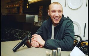 Pyotr Buslov Instagram - Всем пламенный кинематографический привет✊🎥🔥По многочисленным пожеланиям и просьбам, -фотки с Бумера!!! backstage “Тарелка”. В таком ключе вы эту сцену ещё не видели))!! А Володю Сычева @vladimirsychev с наступившим Днём Рождения!!! Хорошего настроения  Брат, крепкости духа, здоровья, семейного благополучия и Новых Крутых работ, в не менее крутых Фильмах!!!✊🎥⭐️🎬🎞🌞🇷🇺🖤