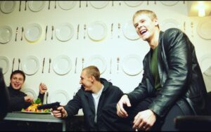 Pyotr Buslov Instagram - Всем пламенный кинематографический привет✊🎥🔥По многочисленным пожеланиям и просьбам, -фотки с Бумера!!! backstage “Тарелка”. В таком ключе вы эту сцену ещё не видели))!! А Володю Сычева @vladimirsychev с наступившим Днём Рождения!!! Хорошего настроения  Брат, крепкости духа, здоровья, семейного благополучия и Новых Крутых работ, в не менее крутых Фильмах!!!✊🎥⭐️🎬🎞🌞🇷🇺🖤