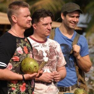 Pyotr Buslov Instagram - Хулиганы какие-то!🎥🌟 #india #goa #родина #родинафильм #петрбуслов #motherland #goapeople #индия #индиягоа #сансет #гоасиндром #гоапипл #гоа #гоа🌴 #боливуд #bolliwood #всемдобра #всемдобра🙏 #Ом