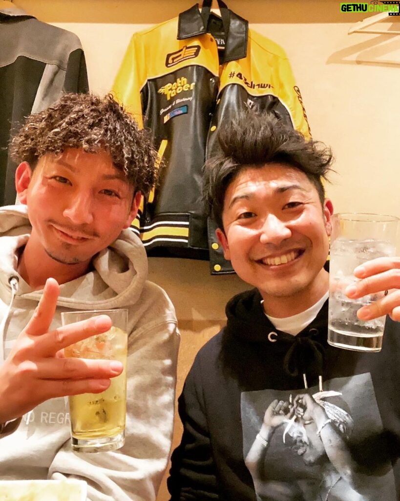 RAY Instagram - 吉本新喜劇のレイチェルさんとMTGがてら飲んでたら レイチェルさんがサプライズで もものまもるさんと ぎょうぶのさわはたさんを呼んでくれて最高 しかもまもるさんは俺の 1stアルバムのポガティブ持ってるってゆうね 俺はほんまに芸人さんをREPECTしてるからほんまに嬉しかった😂 最高な夜でした また飲みましょうー🍻