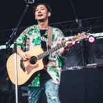 RAY Instagram - SAGAN FES2023 DAY2 2日目はアコースティックスタイル🎸 あの人数の前でのアコースティックは初めてやったからめちゃくちゃ緊張したね😂 三木さん入ってきてくれてほぐれました🙏 聴いてくれたみんなありがとう。 photo by @junya_thirdeye Custume provided by @leflah_official #saganfes2023 #SINGER_RAY #DOZAN11 #REGGAE
