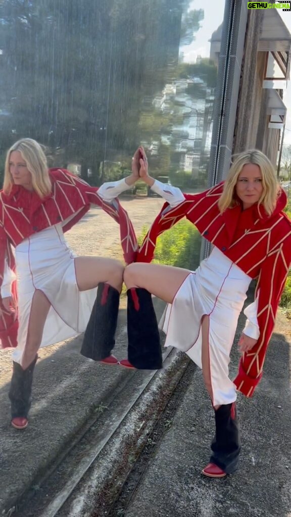 Róisín Murphy Instagram - Just a quick recap of a madcap year! I’m often asked where do I get my energy from? Well, I get it from YOU and from the music. 2023 was powered by Hit Parade. I knew I had an amazing record and so I found the boundless energy I needed to deliver it to you, perfectly packaged and presented. I put my whole heart and soul into every aspect of the campaign because it’s a glorious record. Performances took me all over the world and time and again, I found my tribe, my people and the real reason I do all this… connection. Thank you, thank you, thank you. I cannot thank you enough! Happy Christmas and let’s all meet again in 2024! 🎄❤️💋 #roisinmurphy #roisinmurphylive #hitparade