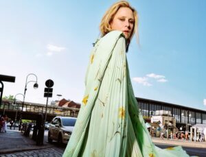 Róisín Murphy Instagram - I spent a crazy, fun day in Berlin with the most wonderful, dedicated team making this shoot for @voguegermany 🖤 link for full story in stories 

My new album ‘Hit Parade’ is out! BUY, STREAM AND SAVE NOW! 

Interview: @mariahunstig; Director: @stiniroehrs; DoP: @louislustermann; Styling: @nikipauls; Hair: @dushan___petrovich; Make-up: @stephaniekunzmakeup; Production: @akkurat.studios, @louise_cpc; Video Edit: @matthias_graatz; Colour: @m.y.l.e.s @studio__rm; Steadicam: @steadicamop_de 

#roisinmurphy #voguegermany #photoshoot #fashionshoot #berlin #fashion #hitparade