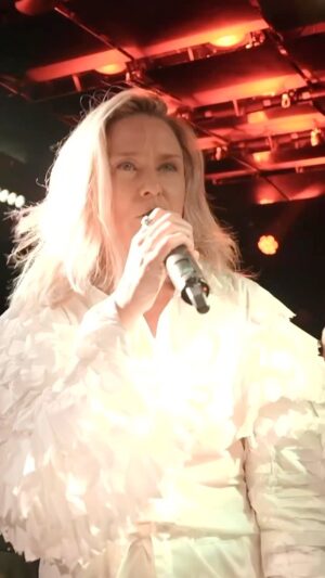 Róisín Murphy Instagram - My BOILER ROOM SET will be broadcast TODAY 4pm BST / 5pm CEST! Singing new tracks and mixes for the very first time, in a brilliant little club in Paris, surrounded by a lovely crowd 🙌
Please join me as it goes live on YouTube… I’ll be there chatting with you on the comments section 💙🌀 LINK IN BIO

clothes @waltervanbeirendonckofficial 😇

#roisinmurphy #boilerroomtv #boilerroom #waltervanbeirendonck #hitparade #fader