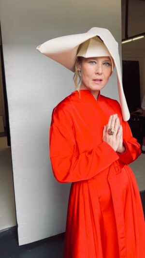 Róisín Murphy Instagram - Handmaid’s tale my arse 😜 YOU KNEW! 

#roisinmurphy #hitparade #youknew