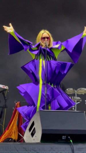 Róisín Murphy Instagram - I let you see… 🌀 last night in Dublin 💜💜💜 
Incredible outfit @katetabor
