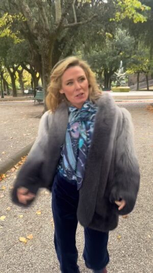 Róisín Murphy Instagram - In Cortona, doing something VERY SPECIAL with @elaine_constantine 🤫💖

#roisinmurphy #elaineconstantine #cortona #photoshoot