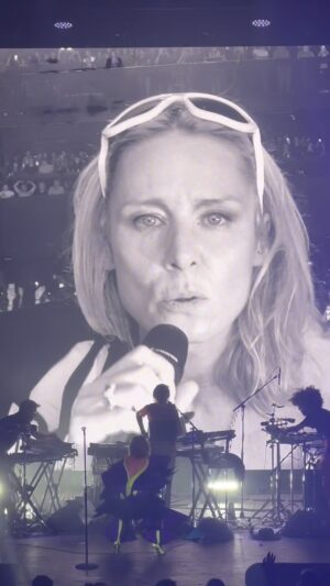 Róisín Murphy Instagram - Thank you New York for the incredibly warm reception last night. I Can’t Replicate YOU 🖤 

The show must go on in the UK and Europe next year. TICKET LINK IN BIO 🌀

#roisinmurphy #roisinmurphylive #cantreplicate #hitparadetour #hitparade
