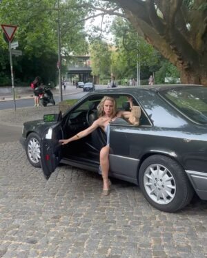 Róisín Murphy Instagram - Writhing around in my automobile…😜🖤
#berlin for @voguegermany 
🔗 Link to full article in stories 

#roisinmurphy #photoshoot #fashionshoot #vogue #voguegermany #loewe