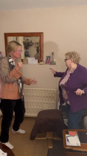 Róisín Murphy Instagram - To cheer you up during the post Christmas lull 😀 Here’s me and my Auntie Linda having a Hit Parade listening party. Watch till the end to find out her favourite song 👀🎶🎵🎼🪕🎤🎸🎻❤️😎🙌

#roisinmurphy #hitparade