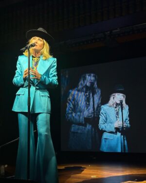 Róisín Murphy Instagram - TONIGHT you’re invited to a stripped back and very intimate show. I know it’s short notice but if you can come, please do. There are limited tickets available. But it’s going to be extra special 🖤 🎟️ tickets in stories! @recordcorneruk 

And thank you for continuing to stream, download and buy HIT PARADE! 💋

#roisinmurphy #roisinmurphylive #hitparade #acoustic