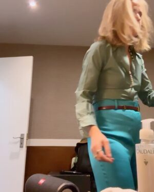 Róisín Murphy Instagram - TONIGHT you’re invited to a stripped back and very intimate show. I know it’s short notice but if you can come, please do. There are limited tickets available. But it’s going to be extra special 🖤 🎟️ tickets in stories! @recordcorneruk 

And thank you for continuing to stream, download and buy HIT PARADE! 💋

#roisinmurphy #roisinmurphylive #hitparade #acoustic