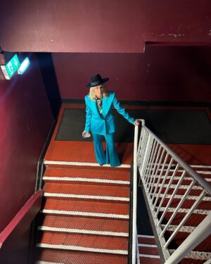 Róisín Murphy Instagram - TONIGHT you’re invited to a stripped back and very intimate show. I know it’s short notice but if you can come, please do. There are limited tickets available. But it’s going to be extra special 🖤 🎟️ tickets in stories! @recordcorneruk 

And thank you for continuing to stream, download and buy HIT PARADE! 💋

#roisinmurphy #roisinmurphylive #hitparade #acoustic