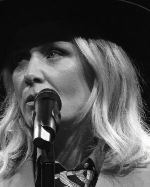 Róisín Murphy Instagram - TONIGHT you’re invited to a stripped back and very intimate show. I know it’s short notice but if you can come, please do. There are limited tickets available. But it’s going to be extra special 🖤 🎟️ tickets in stories! @recordcorneruk 

And thank you for continuing to stream, download and buy HIT PARADE! 💋

#roisinmurphy #roisinmurphylive #hitparade #acoustic